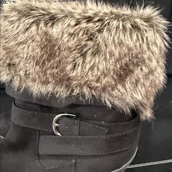 Stylish Black Faux Fur Wedge Boots 8.5 - Picture 5 of 6